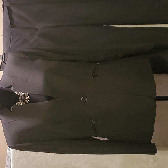 Tahari Pantsuit (does not include necklace) - Picture 2 of 16